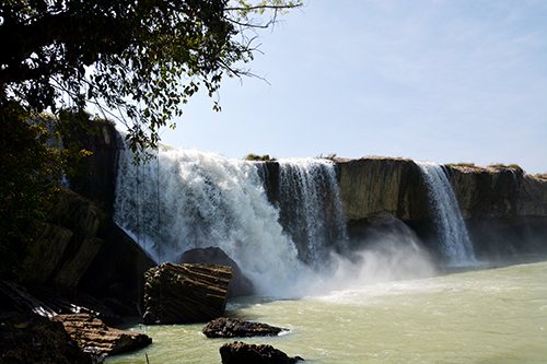 Thác Đray Nur, tỉnh Đắk Lắk, với các chồng cột bazan nghiêng ngả 